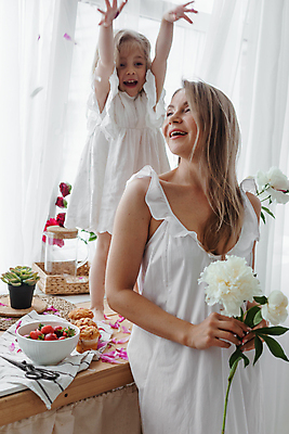 포토 JPG 해외이미지 그릇 원피스 여자 꽃 어린이 딸기 들기 상반신 성인 두명 옆모습 금발 손들기 흰색 커튼 머핀 여자만 소녀만 해외202309 해외포토 식물 헤어스타일 식기 옷 빵 뷰포인트 컬러 과일 모션 사람 어린이만 파일형식