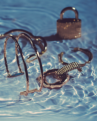 포토 JPG 해외이미지 물결 백그라운드 선물 사람없음 물 파란색 귀걸이 우아함 팬던트 해외202309 해외포토 자연요소 컬러 컨셉 장신구 파일형식