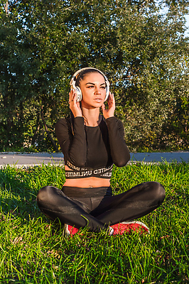 포토 JPG 해외이미지 라이프스타일 여자 이어폰 휴식 한명 소리 듣기 해외202309 해외포토 1 음향기기 컨셉 모션 사람 생활 파일형식