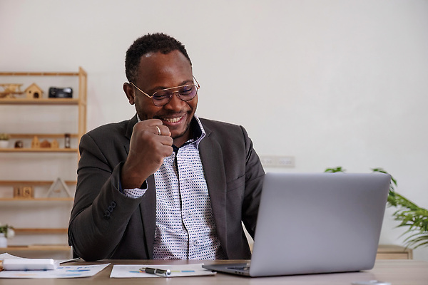 포토 JPG 해외이미지 직업 손 남자 행복 얼굴 백그라운드 비즈니스 성공 기념 한명 사람 성인 사무실 검은색 기쁨 흰색 축하 표현 우승 업무 비즈니스맨 자신감 종업원 흥분 경영자 긍정 재택근무 경영 고립 승자 필승 해외202309 해외포토 1 감정 컬러 컨셉 신체부위 최고 작업 직장인 리더 파일형식