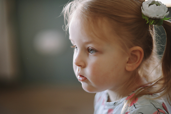 포토 JPG 해외이미지 백인 헤어스타일 응시 여자 행복 감정 얼굴 어린이 포즈 실내 한명 금발 뷰티 유치원 기쁨 꿈 표현 아기 선택 달콤 작음 순수 만족 해외202309 해외포토 서양인 1 시선 교육 컨셉 사람 내부 신체부위 맛 크기 파일형식