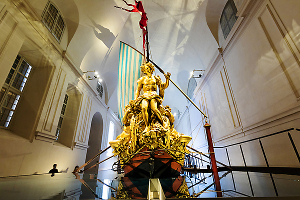 포토 JPG 해외이미지 유럽 바다 항해 사람없음 내부 장식 빨간색 이탈리아 보트 역사 황금 고급 우아함 곤돌라 박물관 양배추 해군 베네치아 바로크 옛날 해외202309 해외포토 나라 컬러 컨셉 배_교통 채소 군대 파일형식