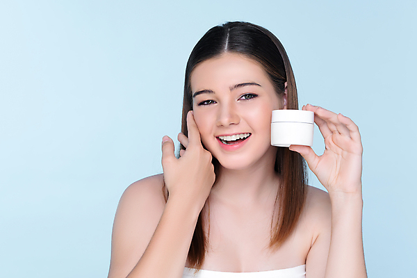 포토 JPG 해외이미지 모델 여자 백그라운드 한명 들기 상반신 성인 앞모습 우아함 피부 수분크림 성인여자한명만 해외202309 해외포토 1 뷰포인트 컨셉 모션 사람 신체부위 화장품 여자한명만 성인여자만 파일형식