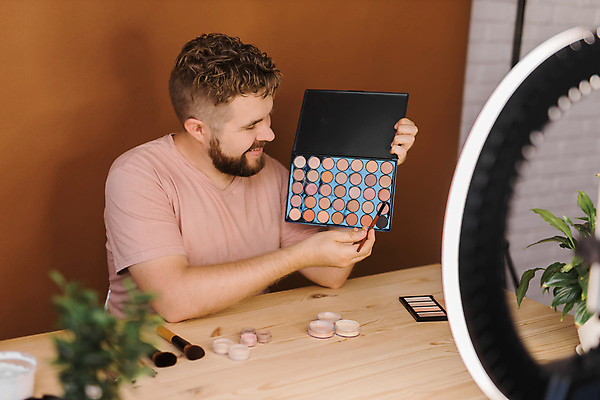 포토 해외이미지 남자 중년 전등 실내 한명 상반신 앞모습 스마트폰 화장 화장용품 방송 화장대 과정 리뷰 소셜네트워크 중년남자한명만 크리에이터 뷰티크리에이터 1인미디어 영상촬영 해외202309 해외포토 직업 1 뷰포인트 가구 컨셉 조명 사람 성인 내부 핸드폰 스마트기기 뷰티 촬영 미용용품 남자한명만 중년남자만 파일형식