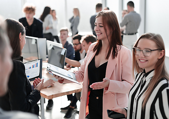 포토 JPG 해외이미지 백인 직업 여자 남자 행복 비즈니스 통신 성공 협력 아이디어 직장 함께함 실내 대화 서기 미소 사람 손짓 여러명 금융 컴퓨터 사무실 업무 비즈니스우먼 그룹 대표 토론 종업원 동료 직원 경영자 경영 서류판 조언 프로젝트 해외202309 해외포토 서양인 감정 다수 컨셉 회사 관계 모션 표정 말하기 내부 경제 전자제품 사무용품 작업 직장인 리더 파일형식