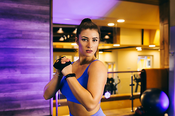 포토 JPG 해외이미지 응시 여자 조명 한명 상반신 성인 운동복 보라색 헬스 헬스장 손모으기 성인여자한명만 해외202309 해외포토 1 시선 옷 컬러 사람 손짓 운동 여자한명만 성인여자만 파일형식