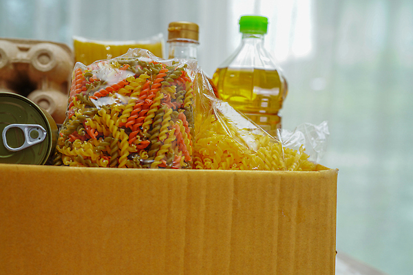 포토 JPG 해외이미지 손 잡화 음식 건조 함께함 실내 사람 사람없음 세트 상자 봉사 도움 기름 상품 가난 시리얼 복지 서비스 준비 주기 커뮤니티 수납 안심 통조림 짐싸기 기부 판지 꺼내기 소셜 연대 항목 헬프 공급 자선단체 코로나바이러스 해외202309 해외포토 컨셉 모션 육류 내부 신체부위 그룹 바이러스 사회이슈 자선 파일형식