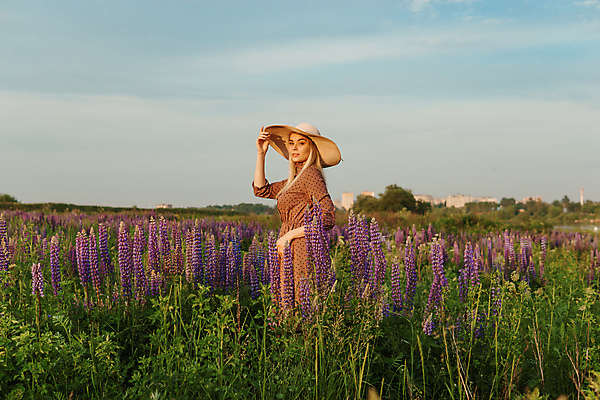 포토 JPG 해외이미지 여자 잎 꽃밭 한명 상반신 성인 야외 뷰티 노을 허브 밀짚모자 내추럴 허브꽃 성인여자한명만 해외202309 해외포토 자연요소 식물 모자_잡화 1 꽃 사람 여자한명만 성인여자만 파일형식