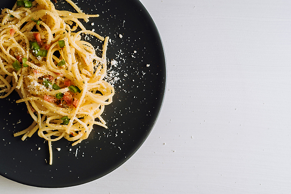 포토 JPG 해외이미지 접시 음식 탁자 치즈 파스타 스파게티 사람없음 검은색 식사 저녁식사 이탈리아 흰색 향신료 점심식사 마카로니 핸드메이드 플랫레이 카피스페이스 해외202309 해외포토 식기 유럽 컬러 가구 유제품 서양음식 공백 플랫 파스타면 향미료 파일형식