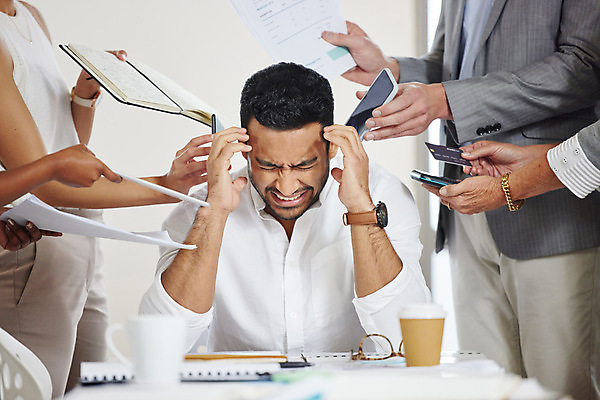 포토 JPG 해외이미지 서양인 손 여자 남자 스트레스 피곤 들기 여러명 상반신 성인 앞모습 신체부위 스마트폰 사무실 다이어리 짜증 비즈니스맨 신용카드 고민 주기 문서 업무과다 성인만 해외202309 해외포토 외국인 감정 뷰포인트 다수 컨셉 비즈니스 모션 사람 금융 핸드폰 스마트기기 사무용품 업무 직장인 파일형식