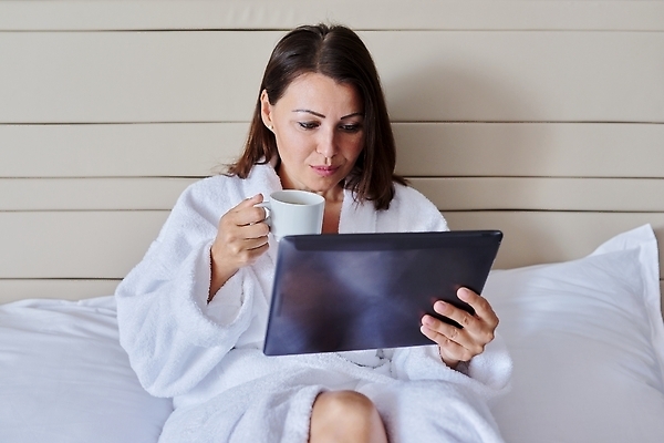 포토 JPG 해외이미지 응시 여자 행복 40대 중년 인터넷 호텔 휴가 휴식 아파트 주택 실내 한명 사람 내부 컵 태블릿 뷰티 알약 디지털 침대 관찰 목욕가운 영화관 무선전화기 집중 주말 동영상 심각 해외202309 해외포토 1 식기 시선 감정 가구 컨셉 모션 숙소 성인 건물 전자제품 스마트기기 약 가운 극장 전화기 파일형식