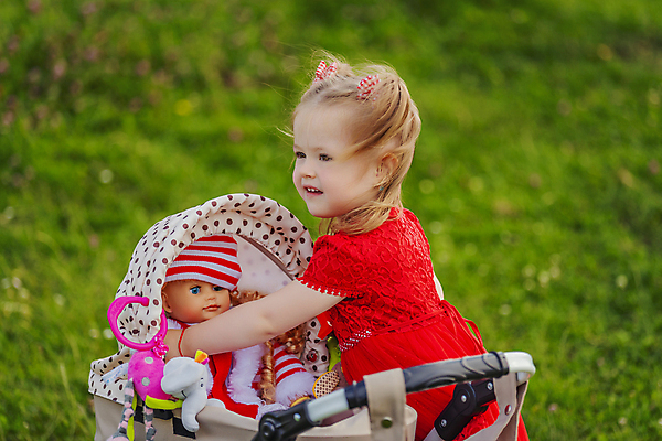 포토 JPG 해외이미지 서양인 여자 어린이 자연 한명 잔디 상반신 옆모습 유모차 인형놀이 소녀한명만 해외202309 해외포토 외국인 식물 1 인형 뷰포인트 놀이 사람 아기용품 생태계 여자한명만 소녀만 파일형식