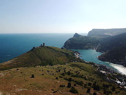 포토 JPG 해외이미지 유럽 바다 여행 요트 건축양식 자연 하늘 산 안테나 파노라마 사람없음 물 파란색 여행객 항구 검은색 도시 만 보트 성 정상 언덕 포트 타운 항공촬영 드론 랜드마크 해외202309 해외포토 자연요소 건축물 건축 나라 뷰포인트 컬러 배_교통 통신 교통시설 촬영기법 사람 생태계 파일형식