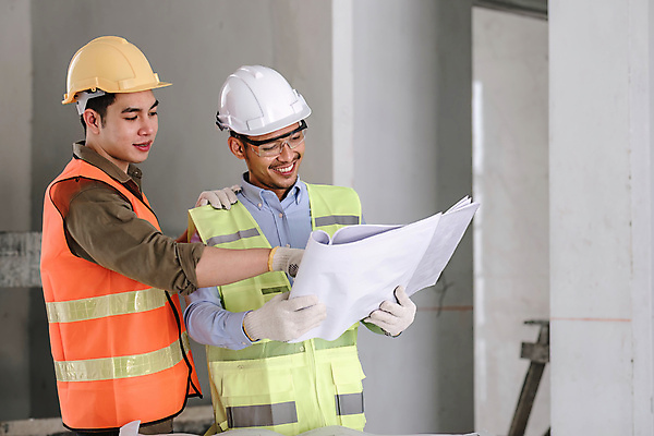 포토 JPG 해외이미지 남자 실내 들기 상반신 성인 두명 앞모습 설계도 가리킴 안전모 건축가 확인 건축업자 안전조끼 성인남자만 어깨에손 해외202309 해외포토 직업 건축 뷰포인트 모션 건설업 사람 손짓 내부 헬멧 안전장비 남자만 성인만 파일형식