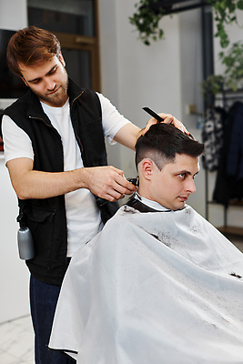 포토 JPG 해외이미지 식물 헤어스타일 응시 남자 앉기 상반신 성인 두명 옆모습 장비 머리빗 망토 미용사 이발 자르기 스프레이 이발소 바리깡 성인남자만 해외202309 해외포토 직업 시선 뷰포인트 모션 사람 미용용품 뷰티샵 남자만 성인만 파일형식