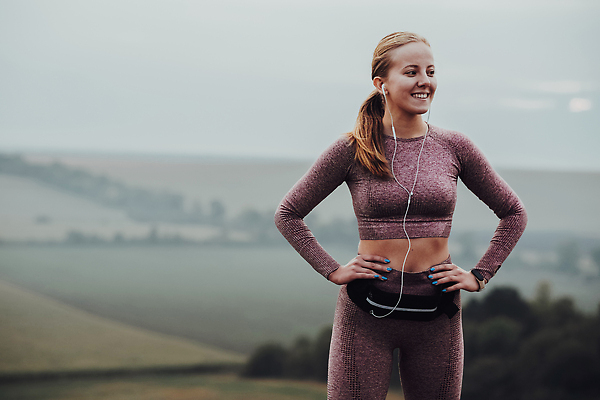 포토 JPG 해외이미지 라이프스타일 공원 여자 음악 스포츠 이어폰 포즈 신체 자연 산 건강 한명 사람 성인 야외 달리기 운동 일출 헤드폰 힘 일몰 봄 에너지 자유 저녁 연습 언덕 달리기선수 해외202309 해외포토 1 계절 공공시설 음향기기 컨셉 모션 문화예술 생활 노을 야간 생태계 육상선수 파일형식