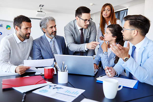 포토 JPG 해외이미지 백인 직업 여자 회사 비즈니스 CEO 사업가 통신 탁자 성공 회의 협력 설계 함께함 실내 대화 사람 정장 여러명 노트북 컴퓨터 사무실 방 업무 작업 비즈니스맨 비즈니스우먼 발표 그룹 계획 연결 토론 동료 경영자 경영 콜라보레이션 브레인스토밍 해외202309 해외포토 서양인 옷 남자 가구 다수 컨셉 관계 말하기 내부 전자제품 직장인 리더 파일형식