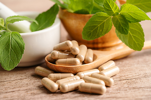 포토 JPG 해외이미지 건강 사람없음 알약 약 숟가락 허브 유기농 절구 절구방아 해외202309 해외포토 식물 웰빙 의학 수저 도구 파일형식