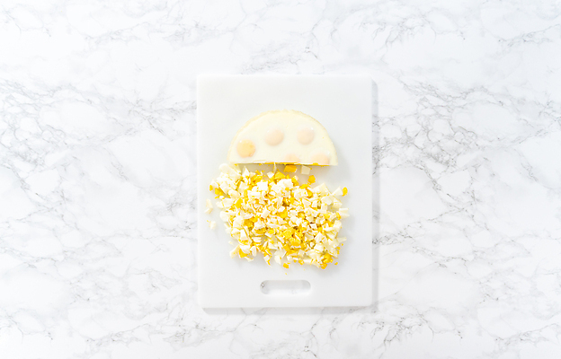 포토 JPG 해외이미지 도마 요리 사람없음 계란 준비 만들기 머리위 레시피 플랫레이 개조 해외202309 해외포토 모션 주방용품 알 플랫 파일형식