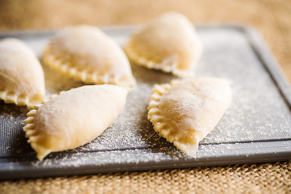 포토 JPG 해외이미지 전통 접시 음식 백그라운드 재료 탁자 치즈 감자 건강 육류 요리 사람없음 목재 주방 검은색 식사 저녁식사 흰색 시골 신선 맛 자르기 먹기 준비 유기농 날것 반죽 만들기 밀가루 레시피 폭식 라비올리 러시아인 생식 우크라이나 핸드메이드 맛있는 해외202309 해외포토 서양인 나무 식기 웰빙 유럽 컬러 가구 컨셉 채소 식재료 모션 유제품 가루 파일형식