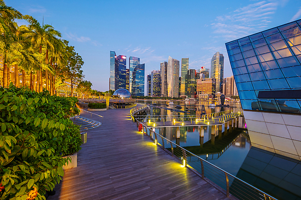 포토 JPG 해외이미지 외관 아시아 바다 여행 비즈니스 건축양식 파노라마 동양인 풍경 사람없음 건물 물 금융 빛 강 도시풍경 사무실 일출 탑 항구 고층빌딩 황혼 일몰 새벽 도시 만 센터 도심 저녁 강가 장면 지역 스카이라인 빛망울 싱가폴 랜드마크 해외202309 해외포토 자연요소 건축물 건축 나라 교통시설 촬영기법 인종 빌딩 경제 노을 야간 파일형식