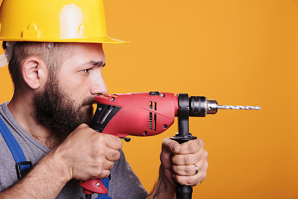 포토 JPG 해외이미지 남자 한명 들기 상반신 성인 옆모습 안전모 건축가 건축업자 전동드릴 성인남자한명만 해외포토 직업 1 건축 뷰포인트 모션 사람 헬멧 안전장비 드릴 남자한명만 성인남자만 파일형식