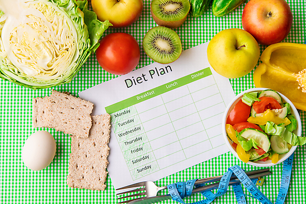 포토 JPG 해외이미지 그릇 종이 포크 다이어트 토마토 오이 파프리카 줄자 키위 사람없음 건강관리 계란 샐러드 나이프 양상추 계획표 체크무늬 초록배경 호밀크래커 해외202309 해외포토 식기 음식 백그라운드 무늬 채소 과일 자 건강 관리 초록색 크래커 알 칼 계획 파일형식