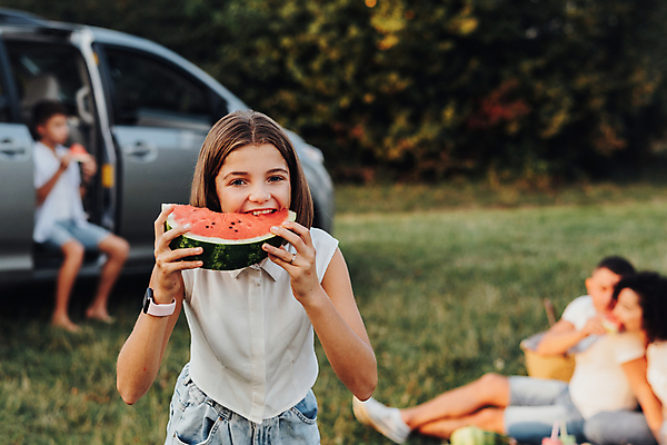 포토 JPG 해외이미지 백인 여자 남자 딸 행복 아들 어린이 중년 여행 가족 자동차 엄마 함께함 소년 여러명 야외 부모 소풍 아빠 주말 해외202309 해외포토 서양인 감정 육상교통 다수 컨셉 관계 사람 성인 야외활동 파일형식