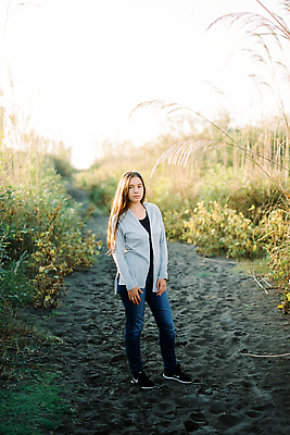 포토 JPG 해외이미지 나무 백인 1 공원 여자 도로 모래 건조 갈색머리 한명 서기 초록색 파란색 모래사장 맑음 청바지 닫기 발자국 스웨터 해외202309 해외포토 서양인 식물 헤어스타일 공공시설 길 바다 컬러 상의 바지 교통시설 자국 모션 날씨 사람 파일형식