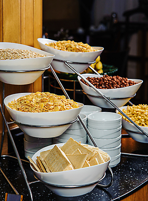 포토 JPG 해외이미지 음식 백그라운드 다이어트 탁자 아침 디저트 건강 사람없음 세로 주방 식사 신선 사발 달콤 맛 아침식사 낟알 시리얼 먹기 유기농 땅콩 내추럴 뮤즐리 뷔페 오트밀 채식주의자 그래놀라 맛있는 해외202309 해외포토 주간 웰빙 가구 컨셉 모션 견과류 사기그릇 채식 파일형식 귀리