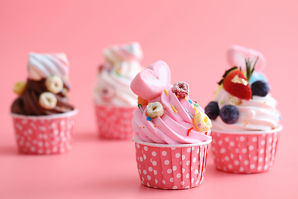 포토 JPG 해외이미지 딸기 사람없음 장식 여러개 하트 달콤 컵케이크 시리얼 생크림 블루베리 마시멜로우 금박장식 사과캐릭터 스프링클 분홍색배경 해외202309 해외포토 모양 캐릭터 음식 분홍색 다수 백그라운드 과일 디저트 케이크 맛 크림 파일형식