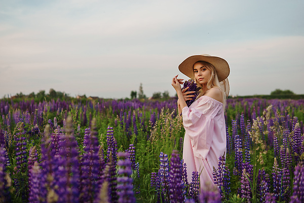 포토 JPG 해외이미지 응시 여자 잎 꽃밭 안기 한명 들기 상반신 성인 야외 뷰티 노을 허브 밀짚모자 내추럴 허브꽃 성인여자한명만 해외202309 해외포토 자연요소 식물 모자_잡화 1 시선 꽃 모션 사람 여자한명만 성인여자만 파일형식