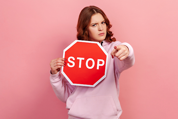 포토 JPG 해외이미지 여자 분홍색 경고 한명 들기 상반신 성인 앞모습 가리킴 표지판 정지 거절 성인여자한명만 해외202309 해외포토 1 뷰포인트 컬러 컨셉 모션 알림판 사람 손짓 여자한명만 성인여자만 파일형식