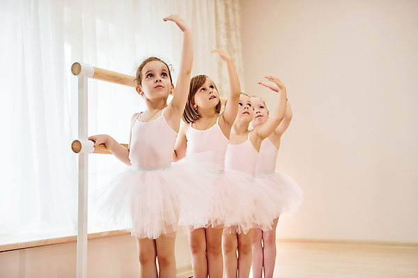 포토 JPG 해외이미지 백인 여자 어린이 실내 서기 여러명 상반신 취미 앞모습 친구 우아함 발레 발레리나 발레복 단아함 소녀만 해외202309 해외포토 서양인 옷 뷰포인트 다수 컨셉 관계 모션 사람 내부 춤 여자만 어린이만 파일형식