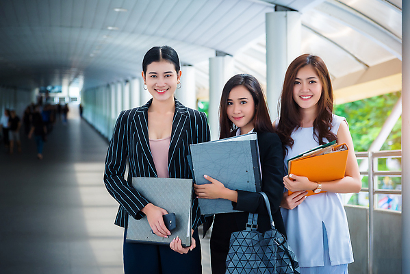 포토 JPG 해외이미지 백인 직업 응시 여자 행복 중년 백그라운드 컨셉 비즈니스 휴식 3 서기 사람 동양인 정장 여러명 성인 스마트폰 사무실 뷰티 유행 우주 핸드백 흰색 잡기 시간 작업 비즈니스우먼 중앙 대표 보고서 경영자 파일 폴더 타운 격파 해외202309 해외포토 서양인 시선 옷 감정 컬러 다수 가방 모션 인종 핸드폰 스마트기기 도시 직장인 리더 파일형식
