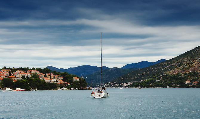 포토 JPG 해외이미지 라이프스타일 유럽 바다 섬 여행 백그라운드 요트 자연 하늘 날씨 휴가 산 거리 항해 사람없음 물 파란색 세트 뷰티 마을 흰색 만 보트 크루즈 언덕 크로아티아 탐사 흐림 설정 돛대 내추럴 두브로브니크 해외202309 해외포토 자연요소 나라 컬러 배_교통 생활 생태계 파일형식