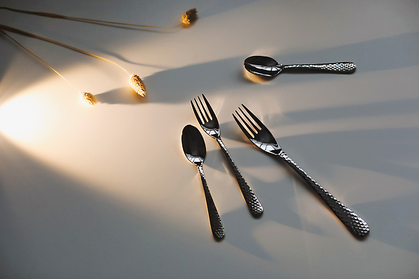 포토 JPG 해외이미지 식기 디자인 포크 가정 탁자 주방용품 디저트 사람없음 빛 세트 반사 금속 주방 식당 숟가락 식사 기구 공구 그룹 우아함 은색 티스푼 묘사 서비스 질감 심플 서빙 스포트라이트 설정 고립 스테인레스 철강 세련 해외202309 해외포토 음식 컬러 가구 생활용품 컨셉 재질 수저 상점 도구 파일형식