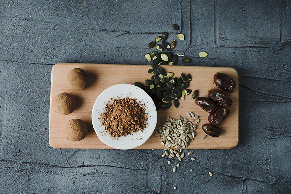 포토 JPG 해외이미지 음식 조각 다이어트 과일 재료 공 디저트 건강 요리 사람없음 목재 케이크 초콜릿 어둠 에너지 견과류 금지 신선 달콤 정상 설탕 유기농 날것 코코넛 코코아 단백질 당뇨병 채식주의자 캐슈넛 페스츄리 핸드메이드 비건 맛있는 해외202309 해외포토 나무 웰빙 음료 빵 맛 질병 채식 영양소 파일형식