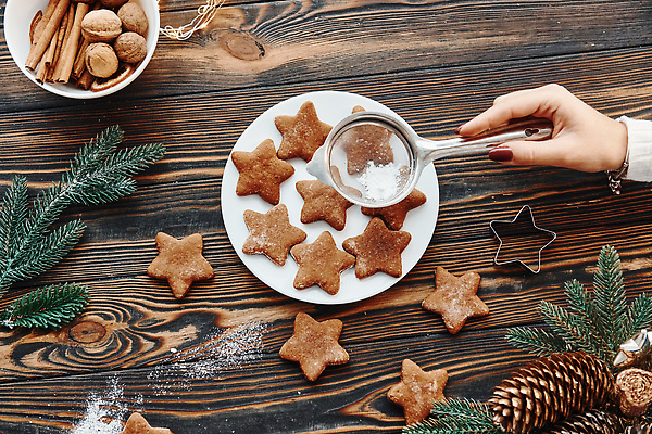 포토 JPG 해외이미지 별 크리스마스 들기 사람없음 하이앵글 쿠키 채망 뿌리기 솔방울 솔잎 쿠키틀 슈가파우더 나무배경 해외202309 해외포토 자연요소 기념일 뷰포인트 백그라운드 잎 모션 주방용품 디저트 제빵도구 파일형식