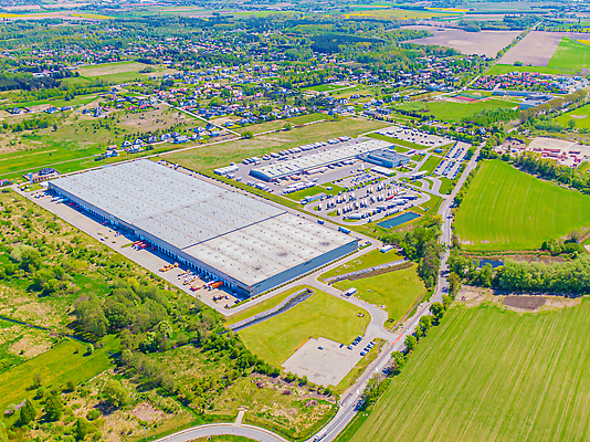 포토 JPG 해외이미지 공원 산업 도로 비즈니스 교통시설 자동차 안테나 사람없음 건물 트럭 화물 도시 센터 상품 정상 주식 컨테이너 창고 무역 상업 머리위 지역 트랙터 수납 짐차 무거움 트레일러 물류 슈퍼마켓 항공촬영 드론 분배 수입 터미널 해외202309 해외포토 건축물 공공시설 길 육상교통 뷰포인트 교통 통신 금융 상점 운송업 무게 농기계 시설 특수차량 파일형식