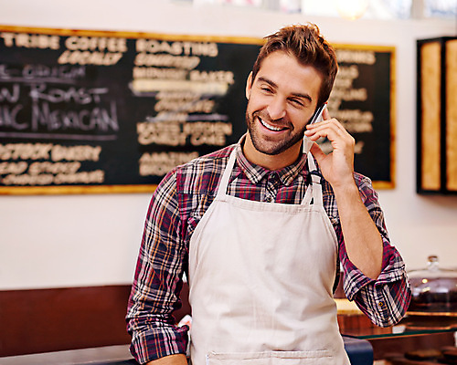 포토 JPG 해외이미지 응시 남자 사업가 성공 한명 웃음 성인 앞모습 상점 카페 사장 직원 자영업 통화 성인남자한명만 소상공인 해외202309 해외포토 직업 1 시선 뷰포인트 컨셉 비즈니스 모션 표정 사람 경제 상인 남자한명만 성인남자만 파일형식