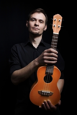 포토 JPG 해외이미지 음악 놀이 한명 취미 갈색 음악가 기타 해외202309 해외포토 직업 1 컬러 현악기 문화예술 사람 파일형식