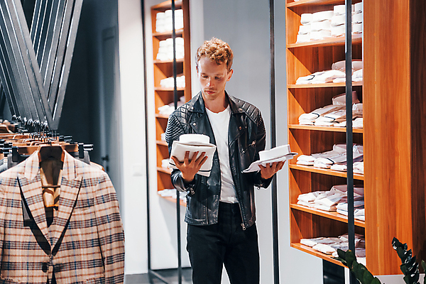포토 JPG 해외이미지 남자 셔츠 실내 한명 들기 정장 상반신 성인 앞모습 쇼핑 고급 남성복 옷가게 부티크 옷고르기 성인남자한명만 내려보기 해외202309 해외포토 1 옷 뷰포인트 컨셉 상의 모션 사람 내부 상점 남자한명만 성인남자만 파일형식