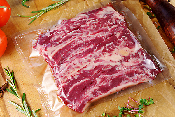 포토 JPG 해외이미지 음식 백그라운드 탁자 육류 스테이크 요리 비프스테이크 사람없음 목재 빨간색 검은색 소고기 흰색 시골 신선 바비큐 자르기 굽기 허브 향신료 준비 날것 소금 후추 로즈메리 목판 생식 정육점 해외202309 해외포토 나무 식물 컬러 가구 식재료 재료 모션 서양음식 상점 구이 향미료 파일형식