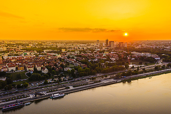 포토 JPG 해외이미지 유럽 도로 선 여행 건축양식 하늘 지붕 안테나 파노라마 풍경 사람없음 야외 건물 빛 도시풍경 태양 탑 고층빌딩 도시 도심 항공 광택 타운 스카이라인 일반 폴란드 항공촬영 개발 구시가지 랜드마크 수도권 조감도 특별함 바르샤바 해외202309 해외포토 자연요소 건축물 건축 나라 길 뷰포인트 컨셉 통신 교통시설 촬영기법 빌딩 지역 파일형식