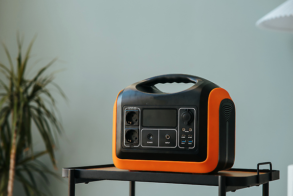 포토 JPG 해외이미지 백그라운드 모바일 주택 사람없음 노트북 스마트폰 컴퓨터 태양 힘 장비 발전기 에너지 긴급 역 휴대용 USB 오브젝트 전자 엔진 세대 충전 베터리 요금 제어 충전기 해외202309 해외포토 자연요소 교통시설 건물 전자제품 핸드폰 스마트기기 기계 발전소 파일형식