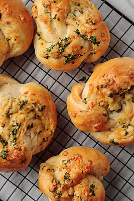 포토 JPG 해외이미지 치즈 파슬리 사람없음 갈색 페스츄리 핸드메이드 식힘망 해외202309 해외포토 빵 컬러 채소 유제품 주방도구 제빵도구 파일형식