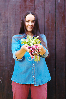 포토 JPG 해외이미지 식물 손 음식 컬러 잎 농업 다이어트 채소 자연 건강 관리 한명 성인 빨간색 초록색 여름 농장 정원 흙 수확 성장 청바지 시골 신선 잡기 농부 다발 수집 먹기 유기농 원예 날것 뿌리 비타민 내추럴 밭일 숙성 원예사 채식주의자 총각무 해외202309 해외포토 직업 1 웰빙 계절 산업 바지 모션 사람 취미 신체부위 무 생태계 채식 영양소 파일형식
