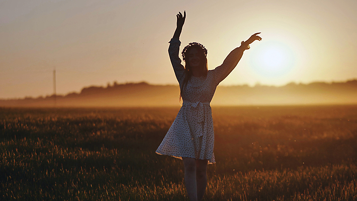 포토 JPG 해외이미지 식물 모델 전통 라이프스타일 손 옷 여자 꽃 행복 유럽 컬러 밭 자연 하늘 사랑 한명 사람 여러명 빨간색 태양 뷰티 화환 일몰 봄 낭만 수확 흰색 시골 축하 춤 양귀비 자수 동쪽 우크라이나 전국 해외202309 해외포토 자연요소 1 계절 감정 나라 다수 컨셉 농업 문화예술 생활 신체부위 노을 방향 생태계 파일형식