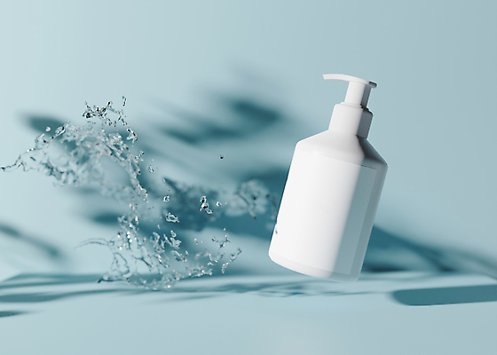 포토 JPG 해외이미지 하늘색 백그라운드 그림자 사람없음 뷰티 화장품 튀는물 로션 스킨케어 공병 수분크림 목업 해외202309 해외포토 파란색 액체표현 스플래쉬 병_담는 파일형식